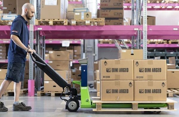 Innovative pallet truck scale with electric traction tiller.
